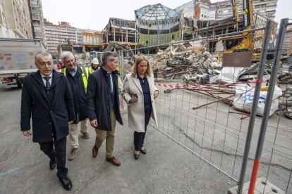 La alcaldesa, Cristina Ayala, durante la visita a los trabajos de demolición.
