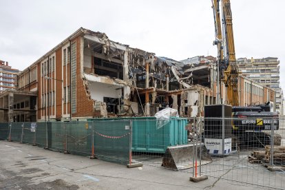 Imágenes tomadas entre el 26 y el 27 de marzo, cuando comenzaba el derribo exterior.