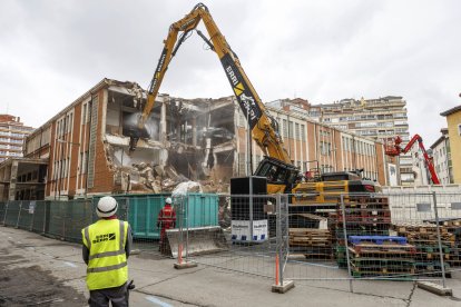 Imágenes tomadas entre el 26 y el 27 de marzo, cuando comenzaba el derribo exterior.