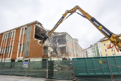Imágenes tomadas entre el 26 y el 27 de marzo, cuando comenzaba el derribo exterior.