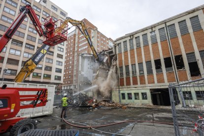 Imágenes tomadas entre el 26 y el 27 de marzo, cuando comenzaba el derribo exterior.