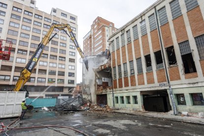 Imágenes tomadas entre el 26 y el 27 de marzo, cuando comenzaba el derribo exterior.