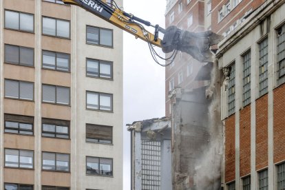 Imágenes tomadas entre el 26 y el 27 de marzo, cuando comenzaba el derribo exterior.