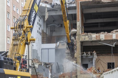 Imágenes tomadas entre el 26 y el 27 de marzo, cuando comenzaba el derribo exterior.