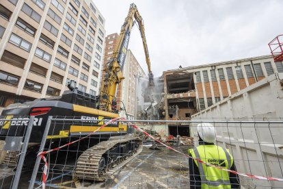 Imágenes tomadas entre el 26 y el 27 de marzo, cuando comenzaba el derribo exterior.
