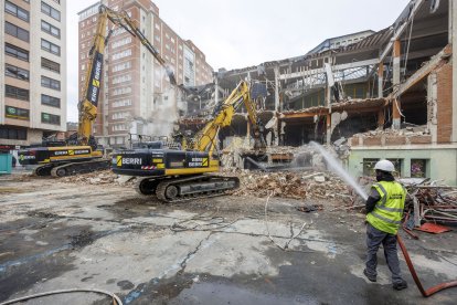 Imágenes tomadas entre el 26 y el 27 de marzo, cuando comenzaba el derribo exterior.