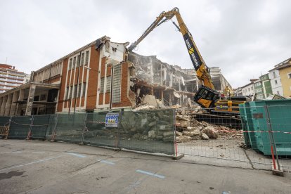Imágenes tomadas entre el 26 y el 27 de marzo, cuando comenzaba el derribo exterior.