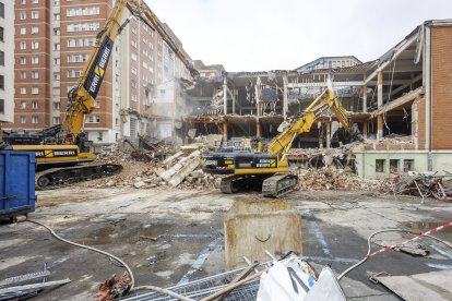 Imágenes tomadas entre el 26 y el 27 de marzo, cuando comenzaba el derribo exterior.
