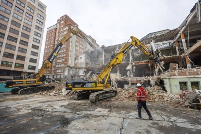 Imágenes tomadas entre el 26 y el 27 de marzo, cuando comenzaba el derribo exterior.