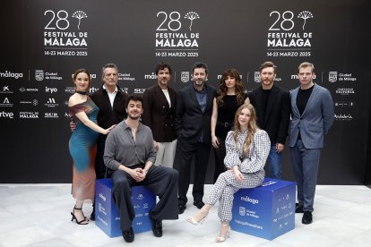 El director Manuel Ríos San Martín (centro) y el reparto de ‘La huella del mal’ presentaron la película en el Festival de Málaga.