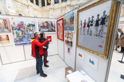 Cada stand tiene un color predominante. En este caso, el rojo cadmio.