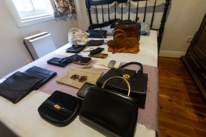Piezas, enseres y muebles que se pueden encontrar en el mercado que actualmente organiza Nathalie.
