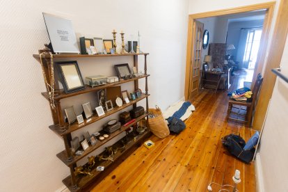 Piezas, enseres y muebles que se pueden encontrar en el mercado que actualmente organiza Nathalie.