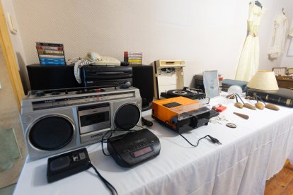 Piezas, enseres y muebles que se pueden encontrar en el mercado que actualmente organiza Nathalie.