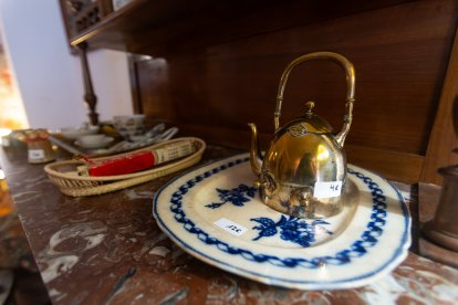 Piezas, enseres y muebles que se pueden encontrar en el mercado que actualmente organiza Nathalie.