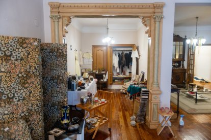 Piezas, enseres y muebles que se pueden encontrar en el mercado que actualmente organiza Nathalie.