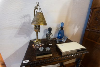 Piezas, enseres y muebles que se pueden encontrar en el mercado que actualmente organiza Nathalie.