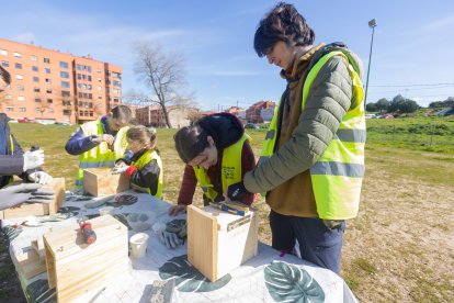 Voluntarios participan en una jornada medioambiental de la mano de Fundación Oxígeno en el parque de San Isidro.