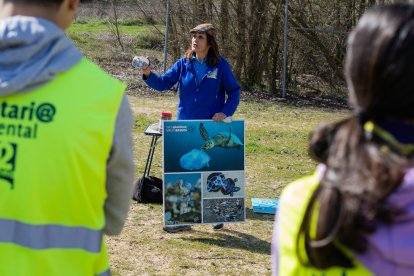 Voluntarios participan en una jornada medioambiental de la mano de Fundación Oxígeno en el parque de San Isidro.