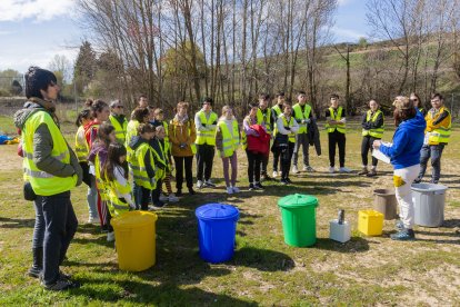 Voluntarios participan en una jornada medioambiental de la mano de Fundación Oxígeno en el parque de San Isidro.