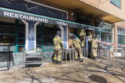 Los Bomberos intervienen en un incendio en el restaurante Viena.