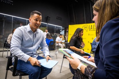 Instante del 'speed job dating' que organiza la Asociación Hechos para los participantes de su programa 'Creando puentes'.