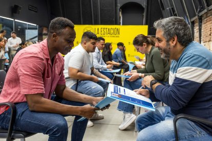 Instante del 'speed job dating' que organiza la Asociación Hechos para los participantes de su programa 'Creando puentes'.