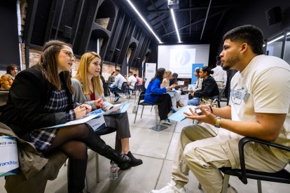 Instante del 'speed job dating' que organiza la Asociación Hechos para los participantes de su programa 'Creando puentes'.
