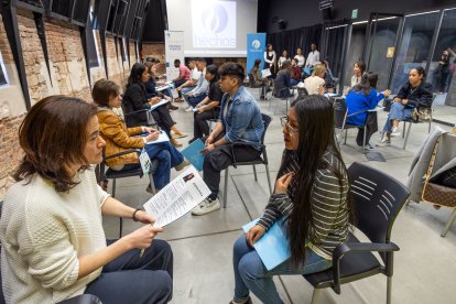 Instante del 'speed job dating' que organiza la Asociación Hechos para los participantes de su programa 'Creando puentes'.