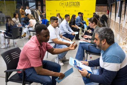 Instante del 'speed job dating' que organiza la Asociación Hechos para los participantes de su programa 'Creando puentes'.