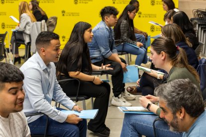 Instante del 'speed job dating' que organiza la Asociación Hechos para los participantes de su programa 'Creando puentes'.