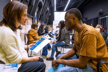 Instante del 'speed job dating' que organiza la Asociación Hechos para los participantes de su programa 'Creando puentes'.