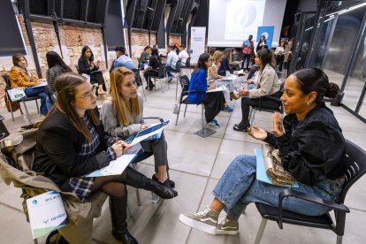 Instante del 'speed job dating' que organiza la Asociación Hechos para los participantes de su programa 'Creando puentes'.