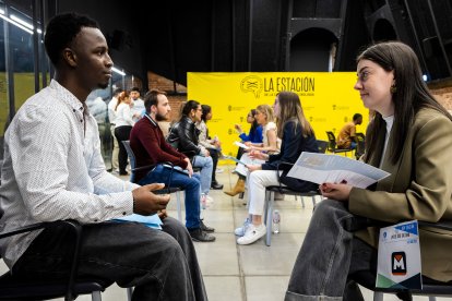 Instante del 'speed job dating' que organiza la Asociación Hechos para los participantes de su programa 'Creando puentes'.
