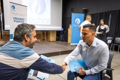 Instante del 'speed job dating' que organiza la Asociación Hechos para los participantes de su programa 'Creando puentes'.