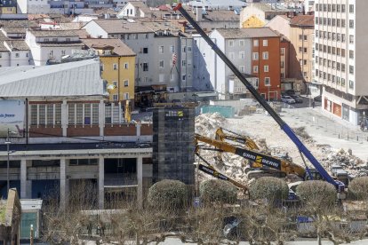 Las máquinas avanzan con los trabajos de derribo.