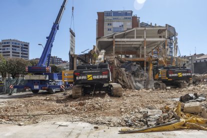 Las máquinas avanzan con los trabajos de derribo.