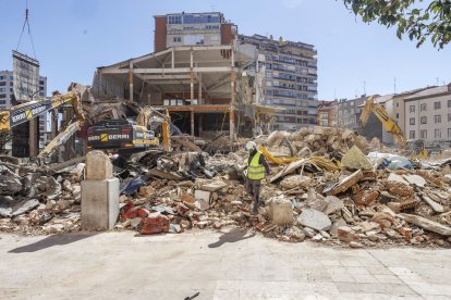 Las máquinas avanzan con los trabajos de derribo.