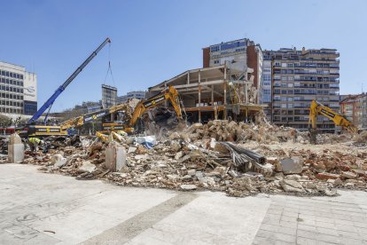 Las máquinas avanzan con los trabajos de derribo.