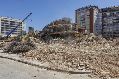 Las máquinas avanzan con los trabajos de derribo.