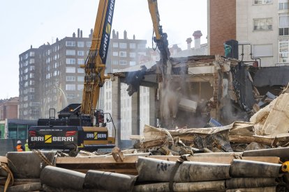 Momentos finales del derribo junto a la Plaza de España.