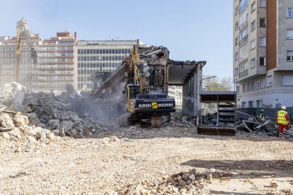 Una máquina de Erri Berri ultima el derribo del Mercado Norte.