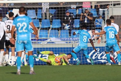 Cantero detuvo otro remate de Ángel en la última jugada del encuentro.