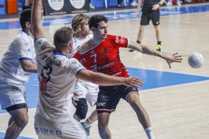 Agarrón a álex Chan cuando iba a pasar la pelota.