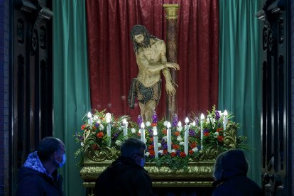 La cofradía de la Santa Columna instala desde 2019 y durante la Semana Santa una capilla presidida por el paso en la sede del Círculo Católico de Obreros, en la Calle Concepción.