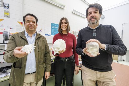 Los investigadores, con algunos de los modelos realizados.