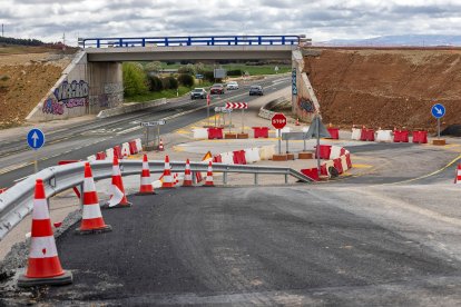 Paso elevado que dará acceso a las instalaciones a la altura de la entrada al municipio de San Medel.