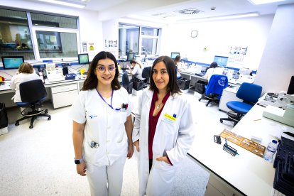 Yulianna  Castro (i) y  Patricia Saiz son las responsables del Biobancao de tumores del HUBU.