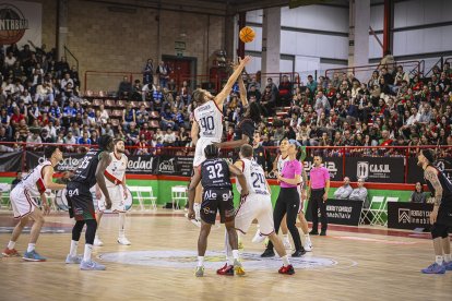 Imagen del partido entre el Grupo Alega Cantabria y Silbö San Pablo Burgos.