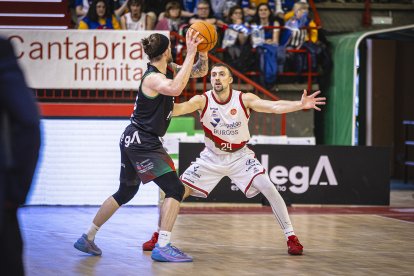 Imagen del partido entre el Grupo Alega Cantabria y Silbö San Pablo Burgos.